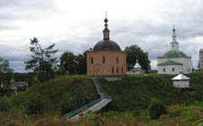 Село Усть-Вымь, вид на Благовещенский с церковью Стефана Пермского и Трехсвятской часовней